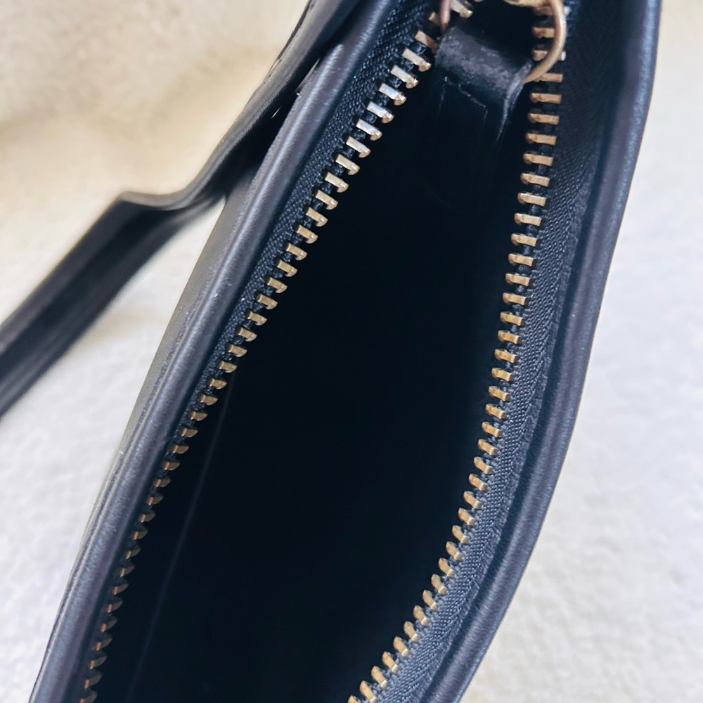 HOT!   Vintage Coach Black Leather Shoulder Bag with Gold Accents - Picture 6 of 16